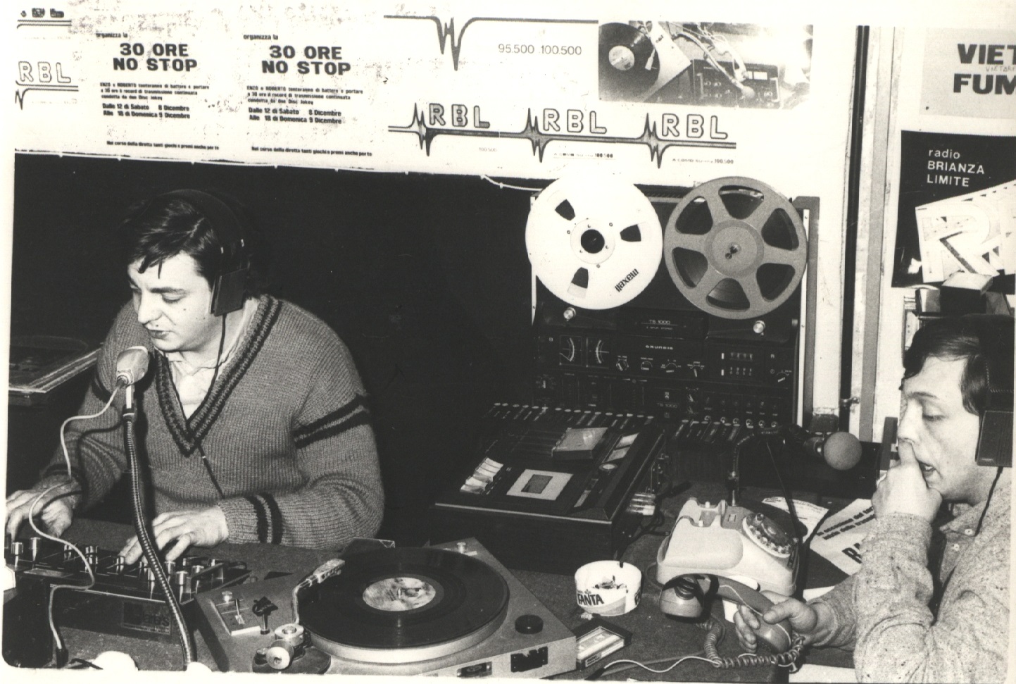 Studio radiofonico storico allestito in via Luini.