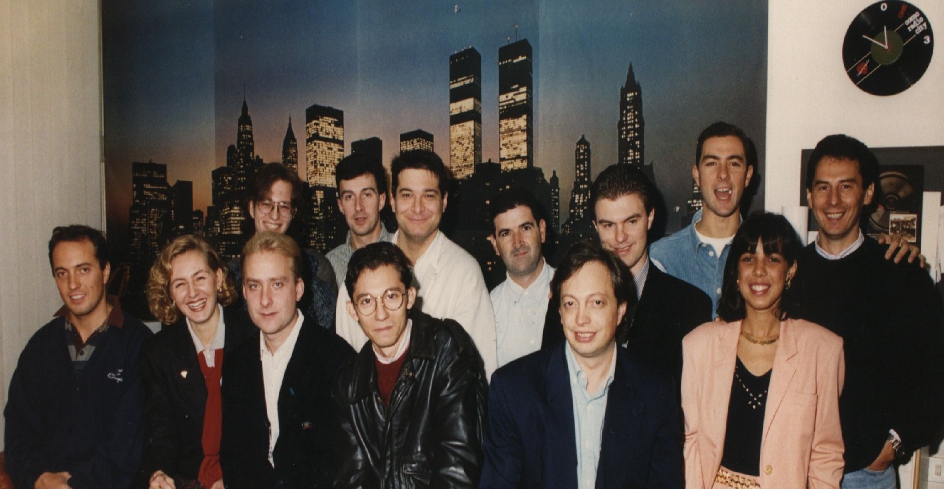 Conduttori in diretta radiofonica alla fine degli anni Settanta.