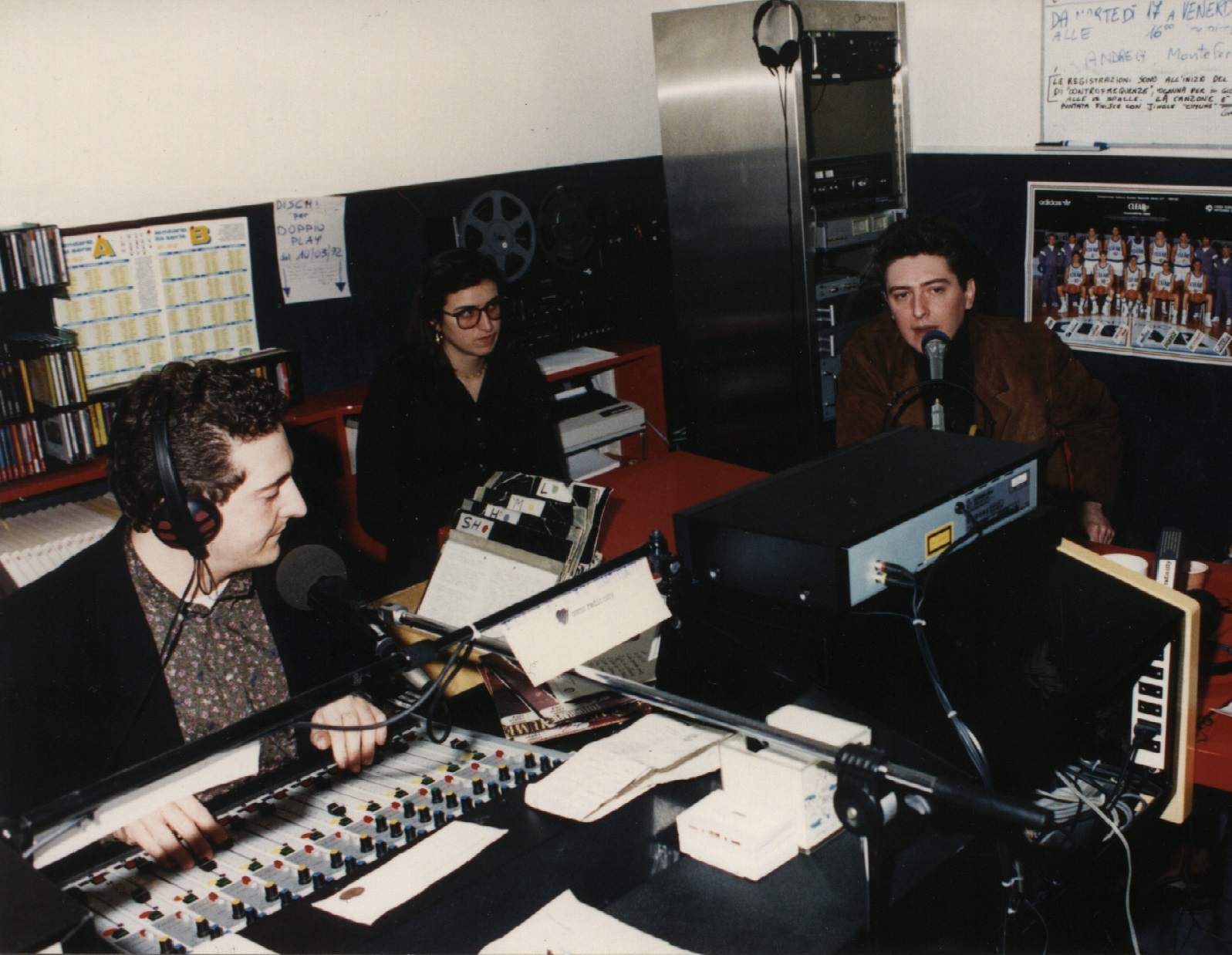 Registrazione di un giornale radio nello studio moderno di CiaoComo.