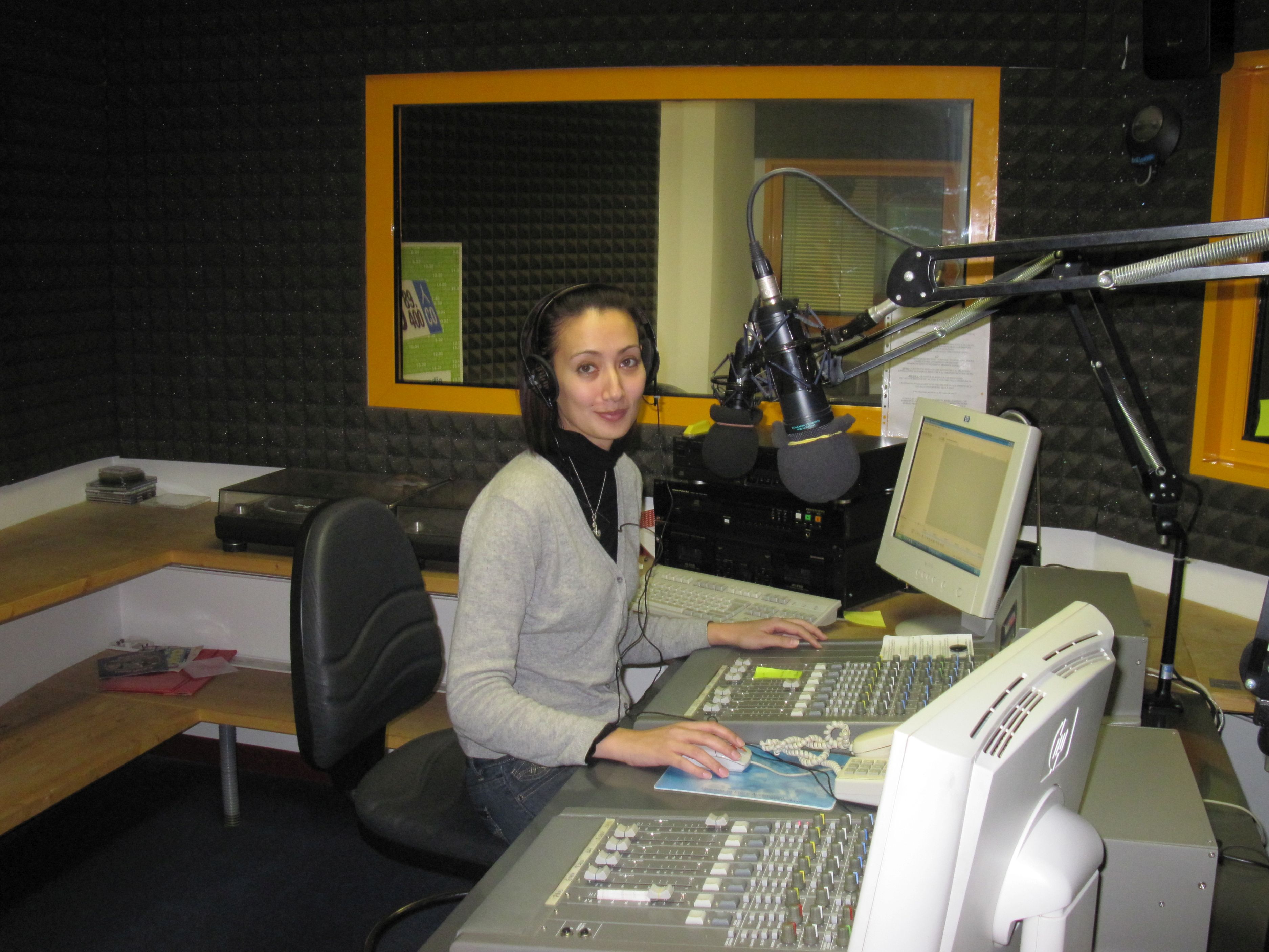 Momento di regia e montaggio audio nello studio rivestito in fonoassorbente.